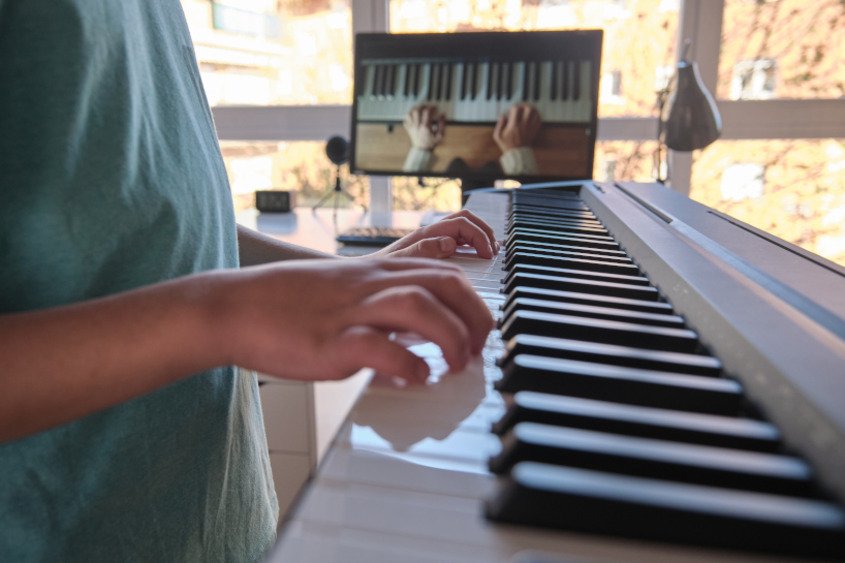 Less distraction while online piano learning